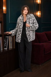 Veste ample fausse fourrure imprimé animalier | Deuxième photo lifestyle | Lounelle Paris
