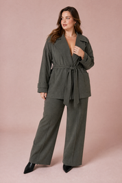 Ensemble gris trench et pantalon large | Porté sur une silhouette plus ronde | Lounelle Paris