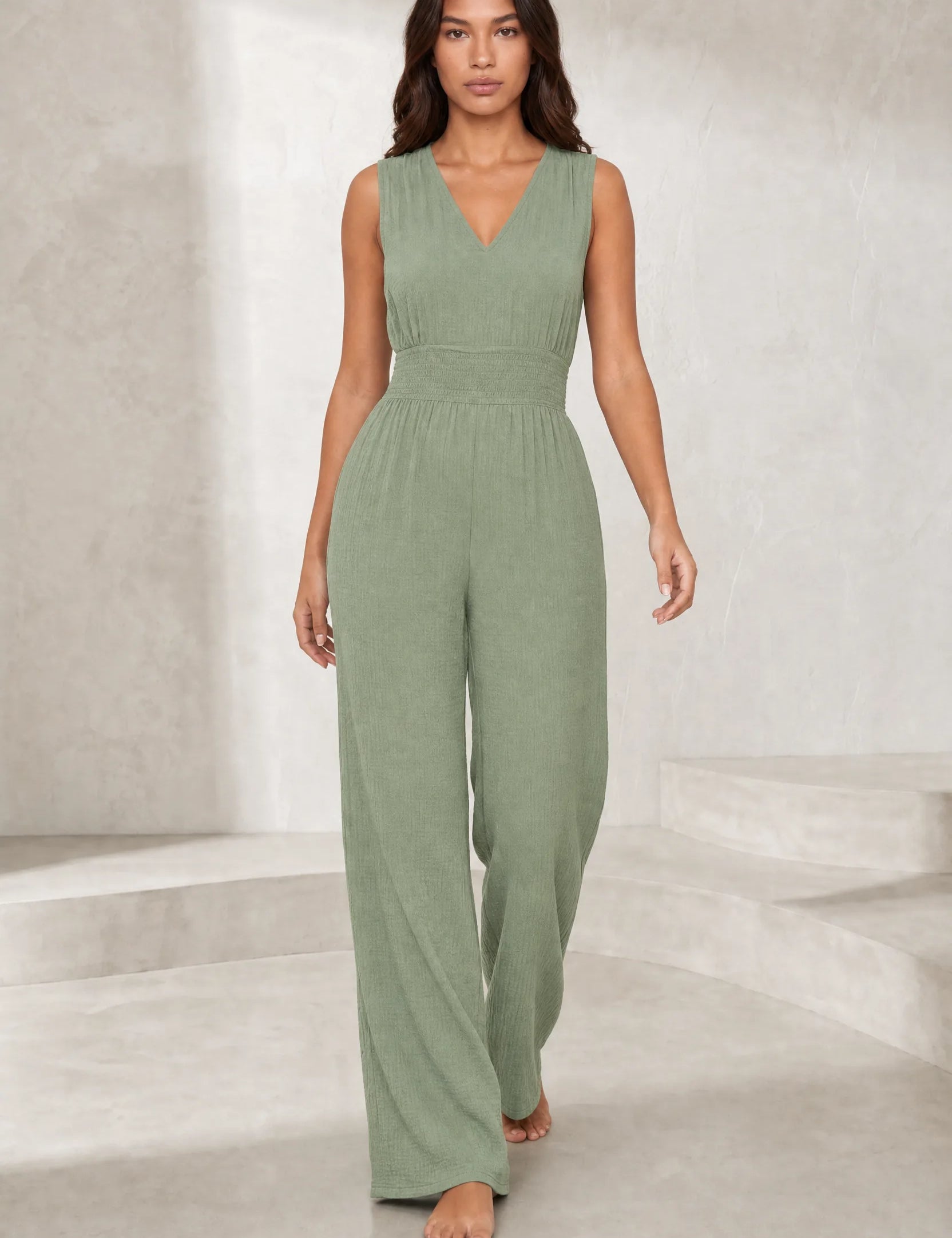 Combinaison verte col V taille smockée | Lounelle Paris