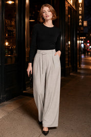 Pantalon large gris clair ceinturé | Deuxième photo lifestyle | Lounelle Paris
