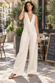 Combinaison écrue à encolure V et jambes larges | Photo lifestyle | Lounelle Paris