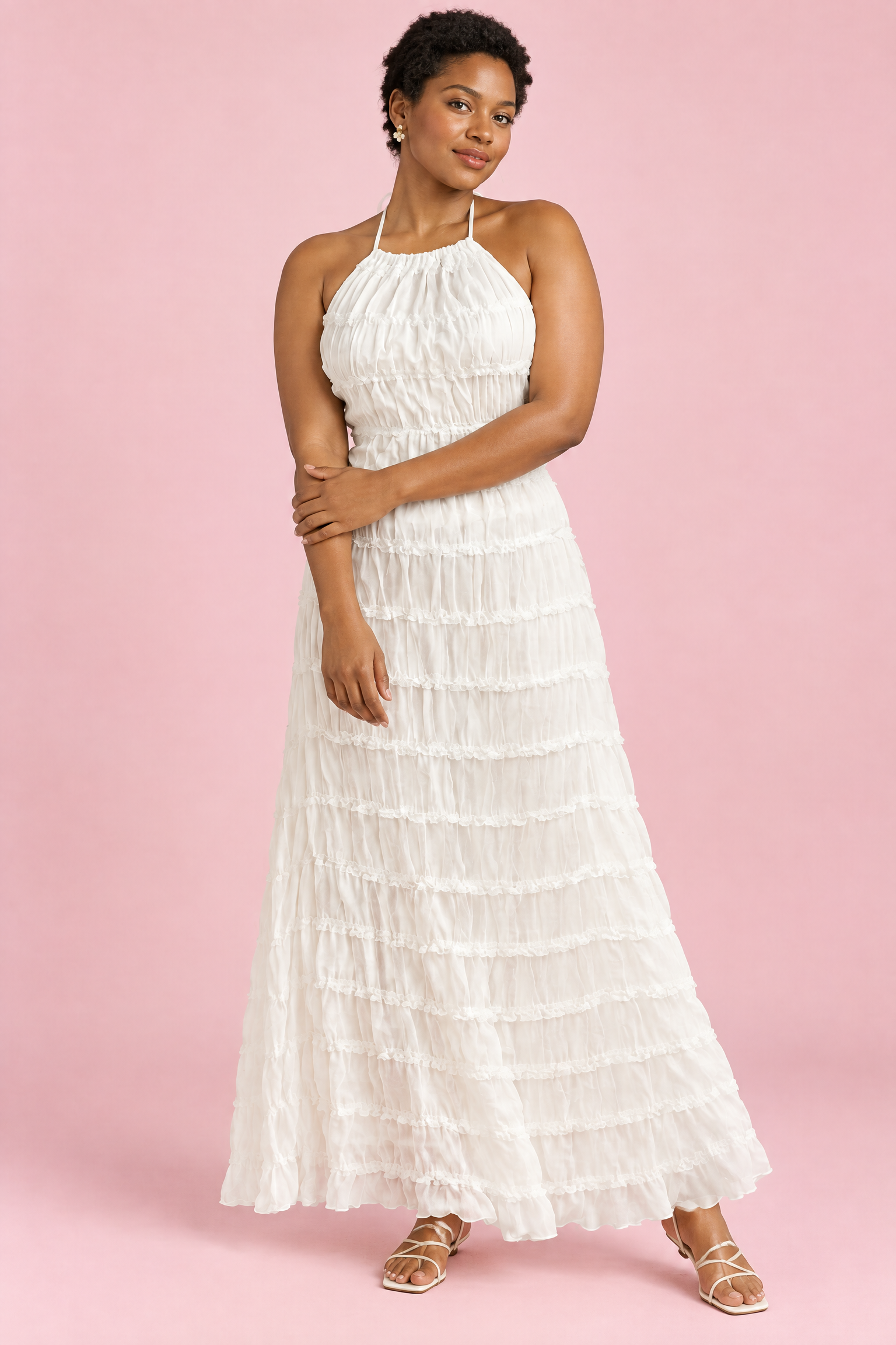 Robe longue plissée blanche | Porté sur une silhouette plus ronde | Lounelle Paris