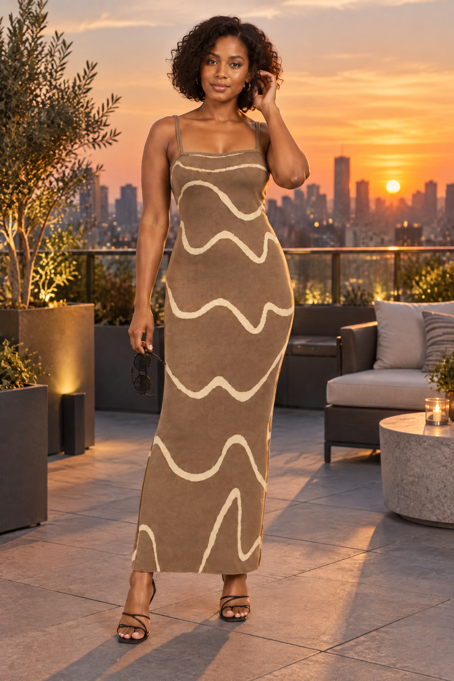 Robe longue rayée dos nu kaki | Deuxième photo lifestyle | Lounelle Paris
