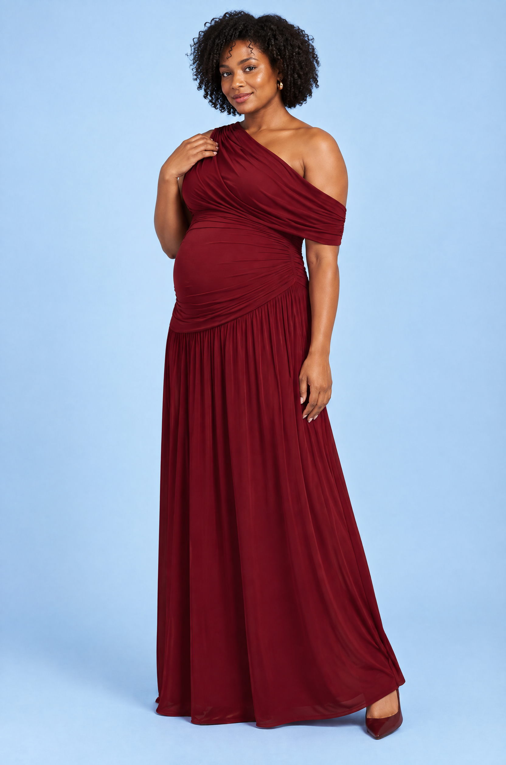 Robe longue de grossesse bordeaux à encolure asymétrique et taille basse | Porté sur une silhouette plus ronde | Lounelle Paris