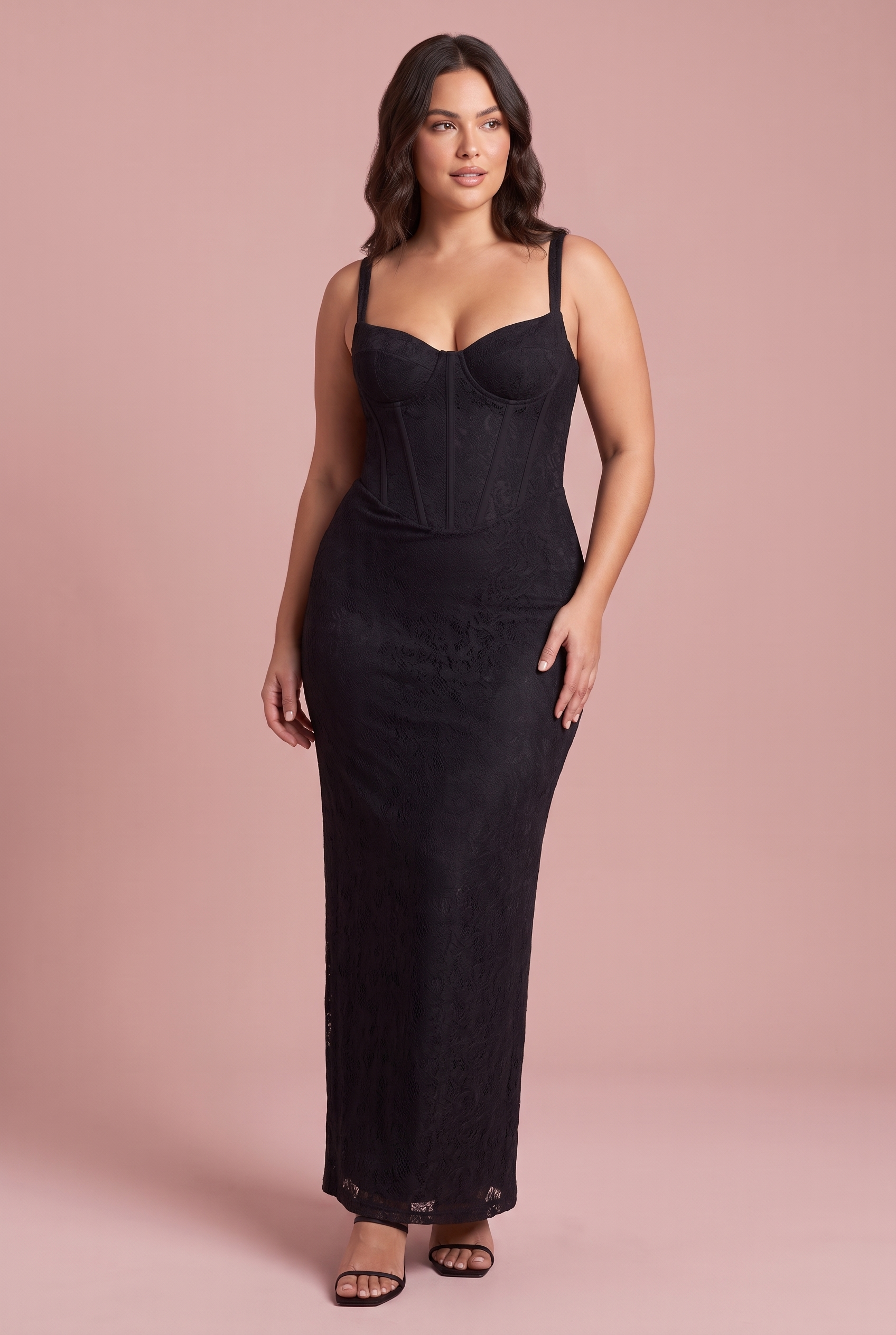 Robe longue corset en dentelle noire | Porté sur une silhouette plus ronde | Lounelle Paris
