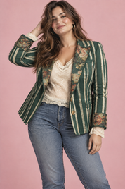 Blazer ajusté vert à fleurs et rayures | Porté sur une silhouette plus ronde | Lounelle Paris