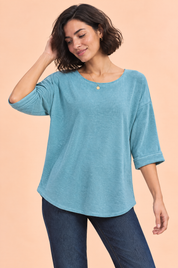 T-shirt bleu canard à manches trois-quarts, coupe décontractée | Vue rapprochée | Lounelle Paris