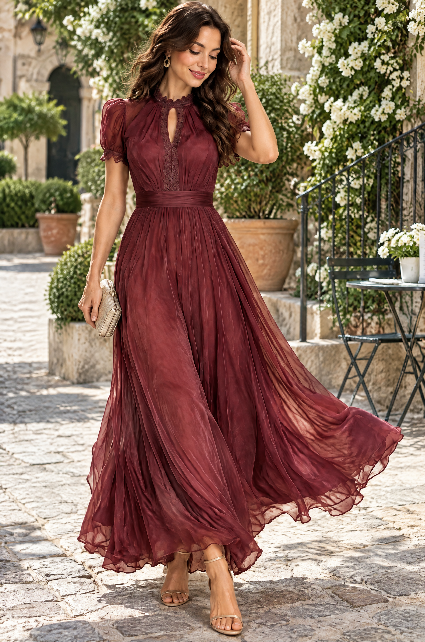 Robe longue plissée bordeaux | Photo lifestyle | Lounelle Paris