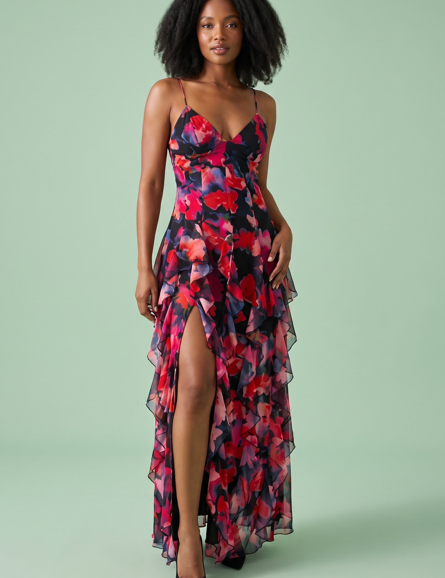 Robe longue noire asymétrique à manches cape et imprimé lys | Vue de face | Lounelle Paris
