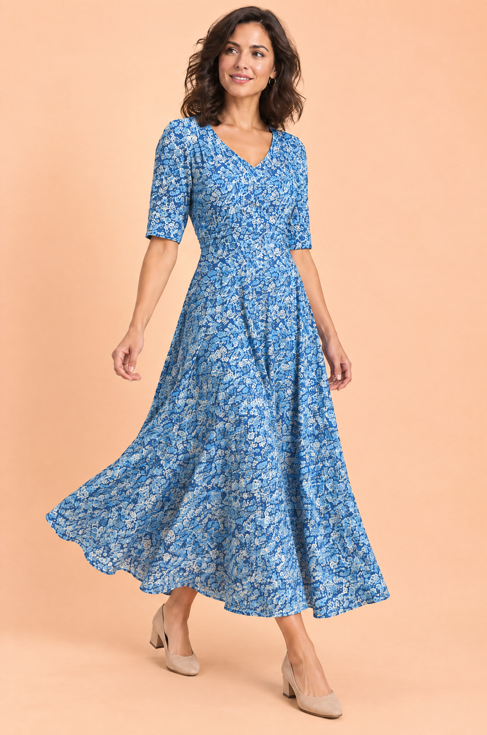 Robe longue bleue à col V | Vue en mouvement | Lounelle Paris