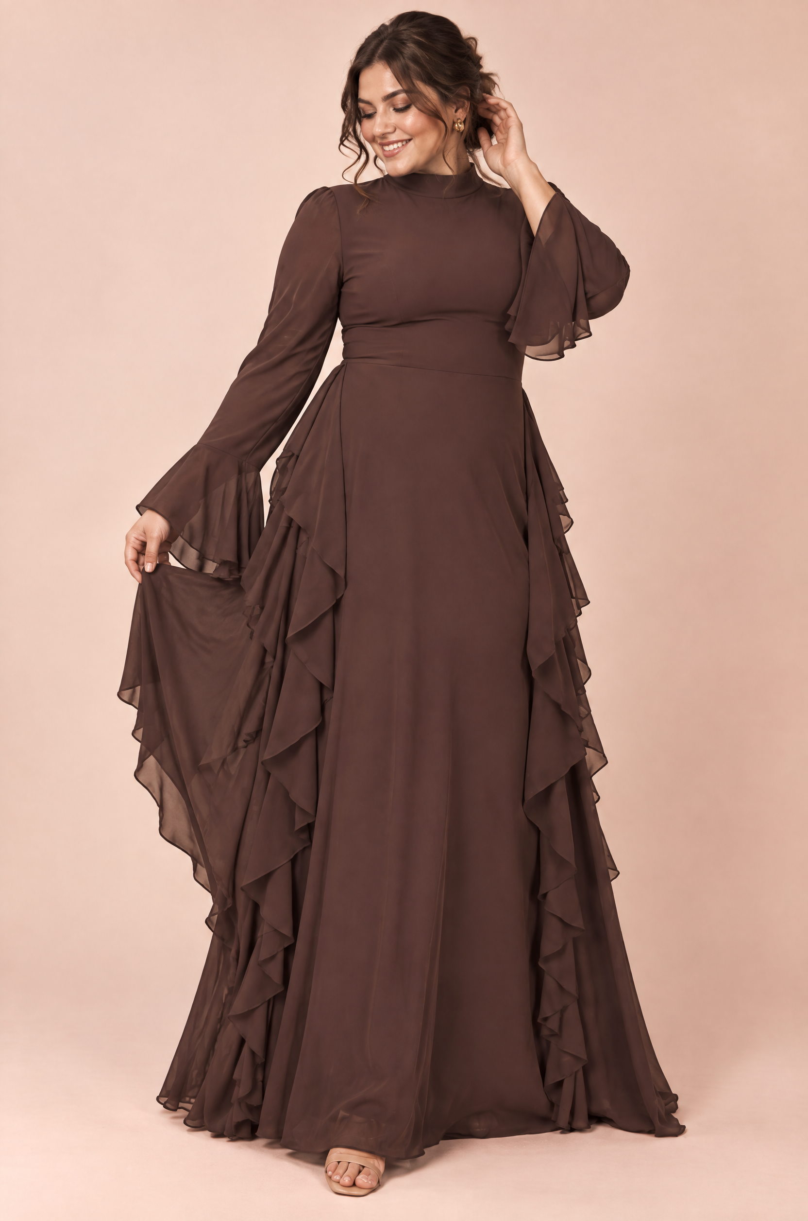 Robe longue marron à volants et manches cloche | Porté sur une silhouette plus ronde | Lounelle Paris