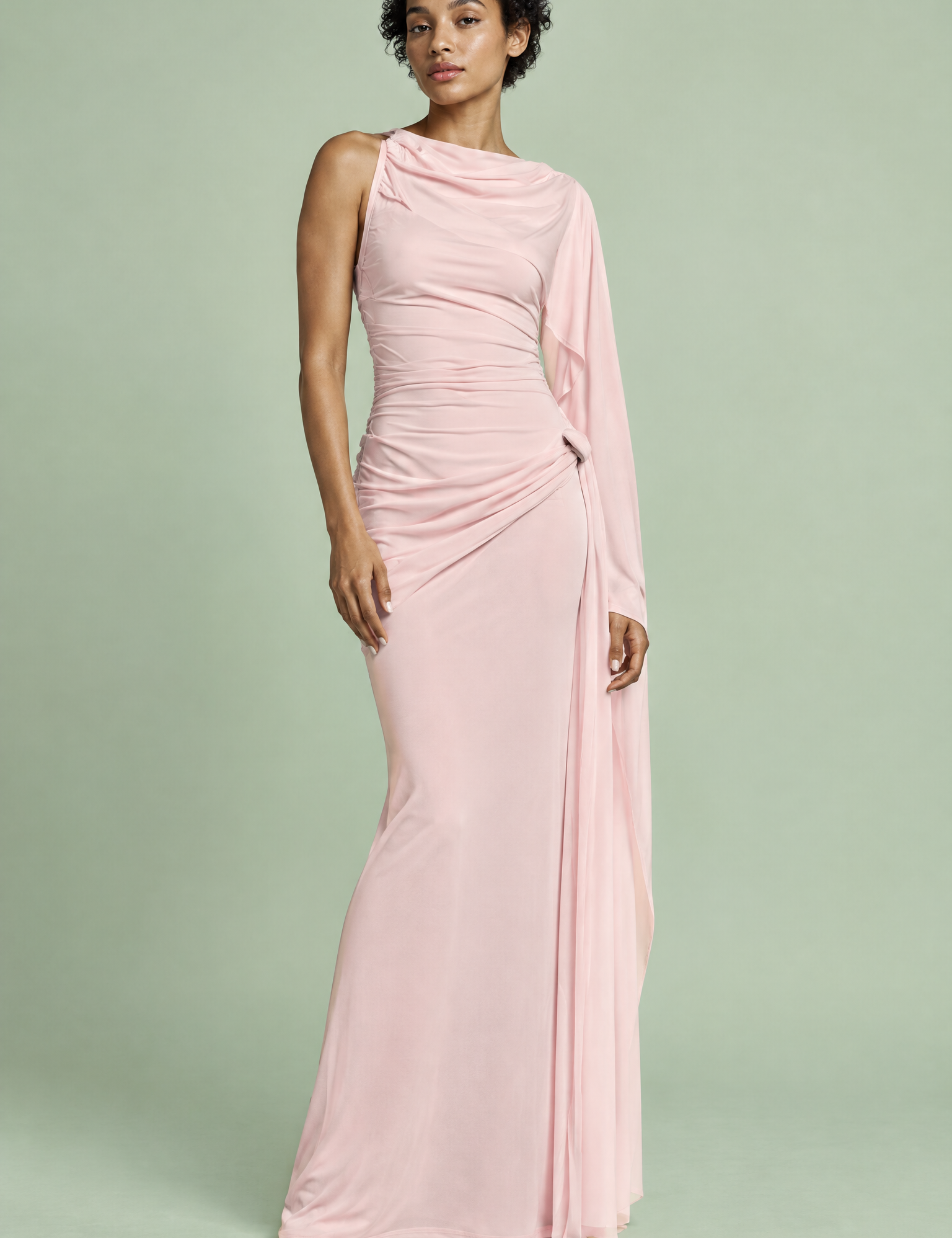 Robe longue rose à col montant, détails drapés et manches cape | Vue de face | Lounelle Paris