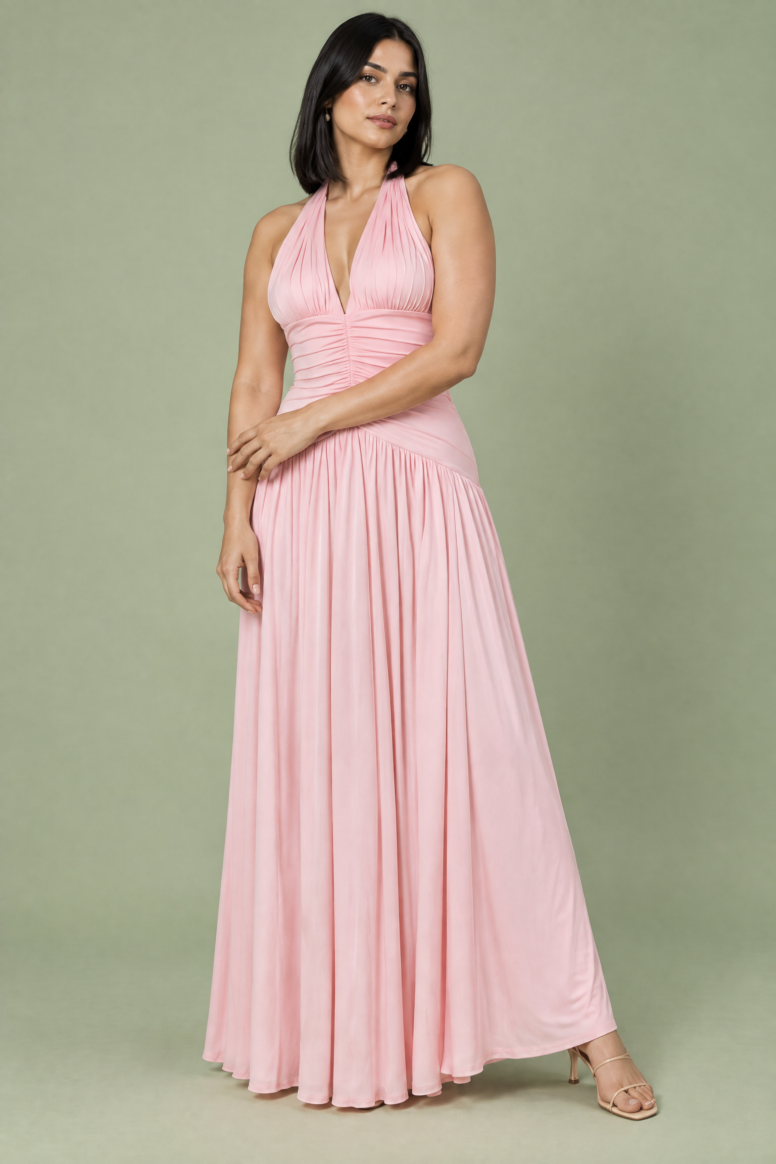 Robe longue rose à décolleté plongeant et détails froncés | Porté sur une silhouette plus ronde | Lounelle Paris