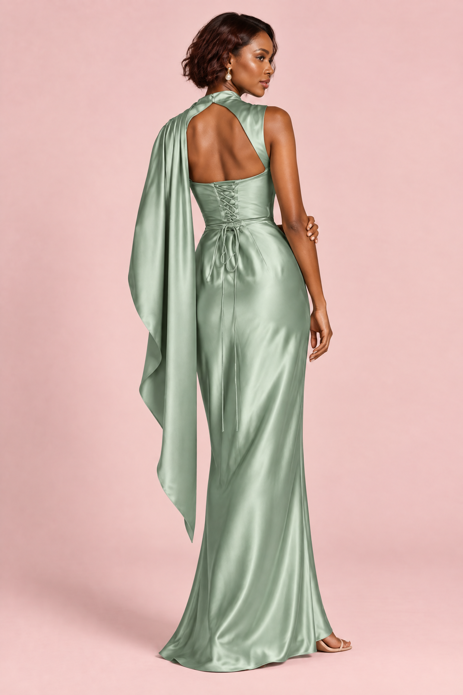 Robe longue en satin vert sauge à col bénitier | Vue de dos | Lounelle Paris