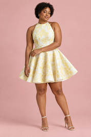 Mini-robe patineuse blanche sans manches à encolure nageur | Porté sur une silhouette plus ronde | Lounelle Paris