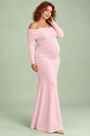 Robe longue de grossesse rose en résille froncée à col Bardot | Porté sur une silhouette plus ronde | Lounelle Paris