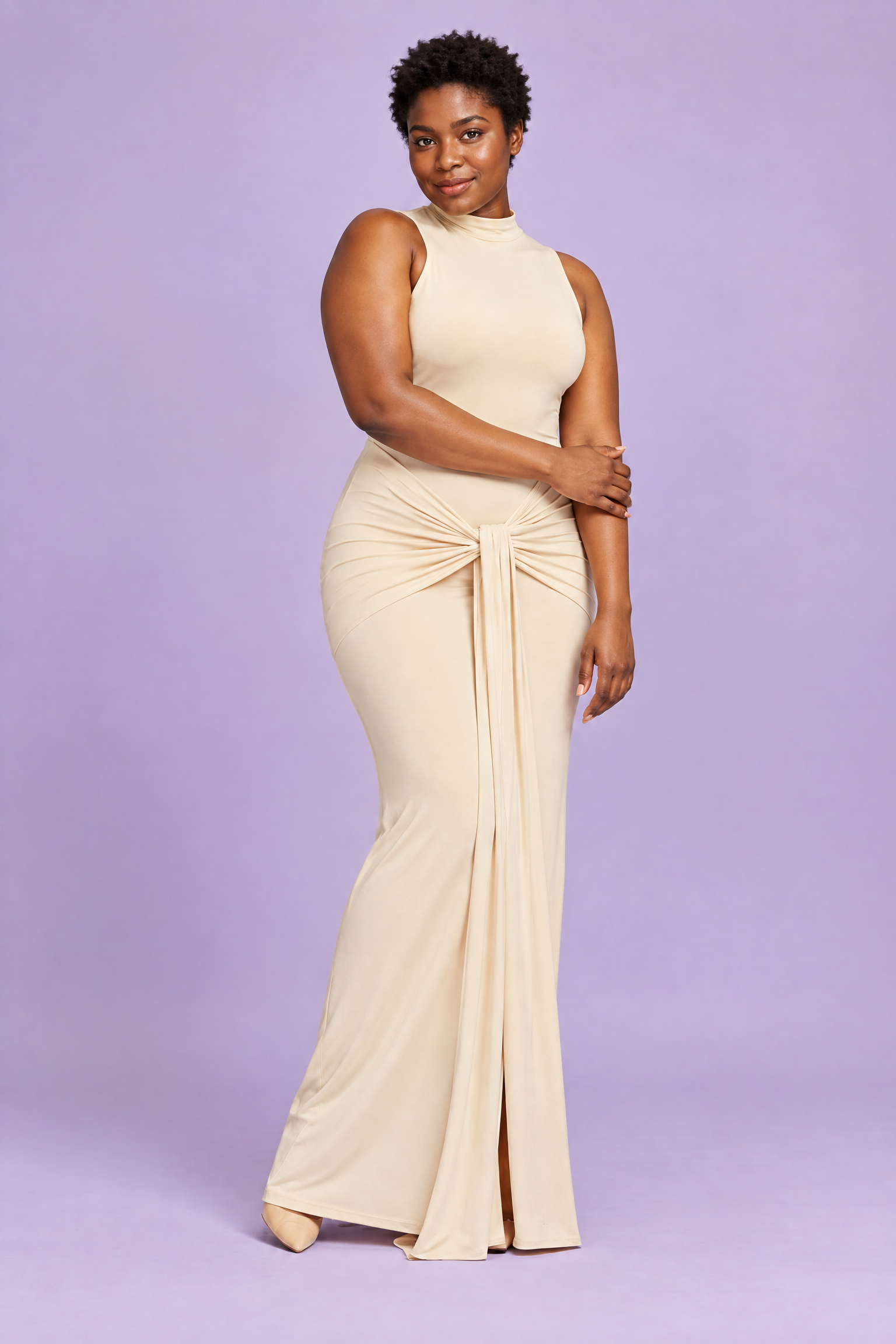 Robe longue beige à col rond avec fronces | Porté sur une silhouette plus ronde | Lounelle Paris