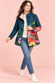 Veste matelassée bleu marine à col montant | Vue en mouvement | Lounelle Paris