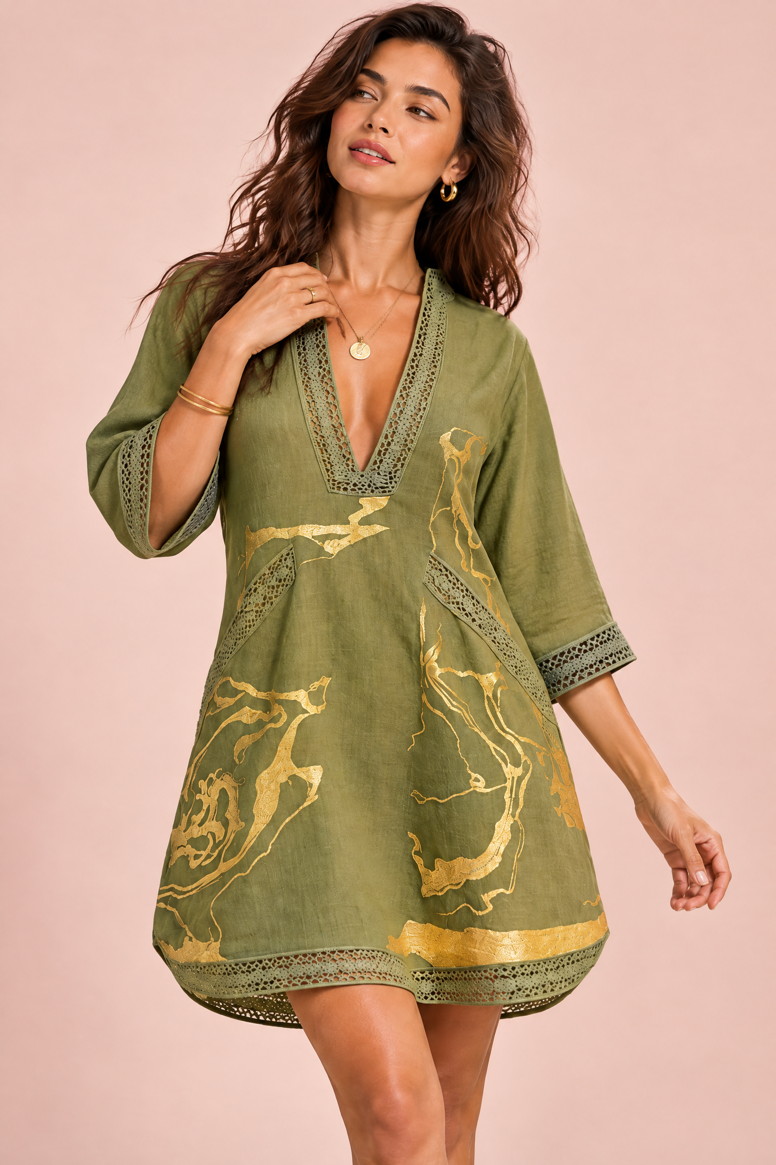 Robe courte fluide vert olive à col V | Vue rapprochée | Lounelle Paris