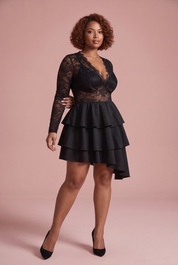 Robe noire en dentelle à volants et col V | Porté sur une silhouette plus ronde | Lounelle Paris