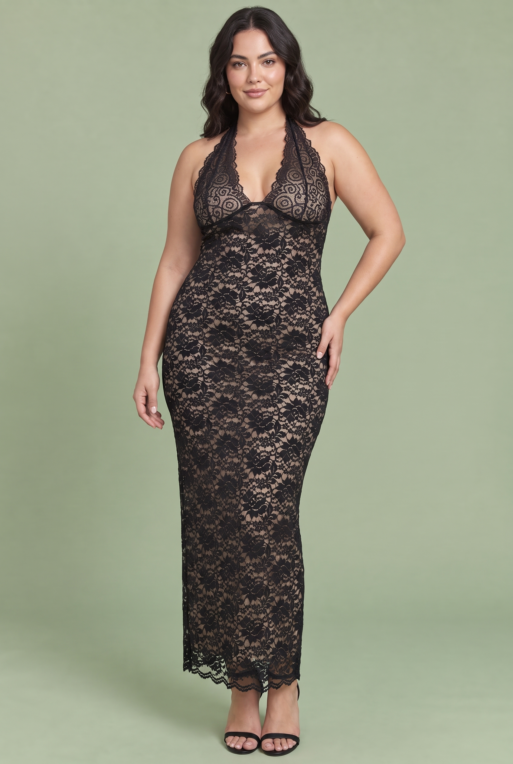 Robe longue en dentelle noire à encolure asymétrique et détail au col | Porté sur une silhouette plus ronde | Lounelle Paris