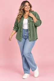 Surchemise vert sauge à bords effilochés | Porté sur une silhouette plus ronde | Lounelle Paris
