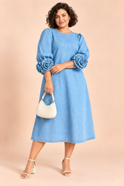 Robe midi bleu clair à manches ornées de rosettes | Porté sur une silhouette plus ronde | Lounelle Paris