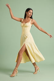Robe midi jaune clair à coupe trapèze et encolure carrée | Vue en mouvement | Lounelle Paris