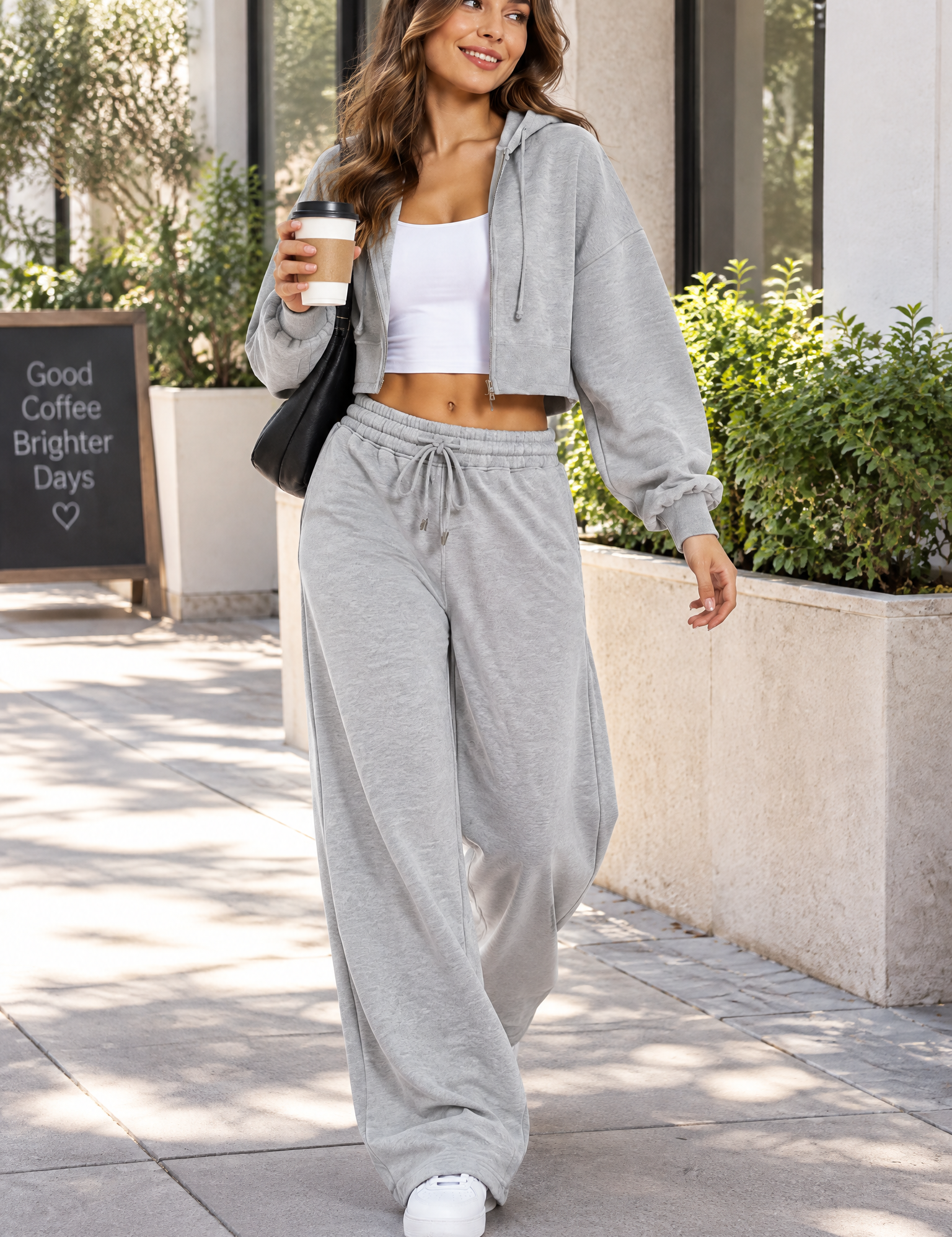 Ensemble gris avec sweat zippé court | Photo lifestyle | Lounelle Paris