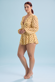 Combishort jaune à pois, col V et manches bouffantes | Porté sur une autre silhouette | Lounelle Paris