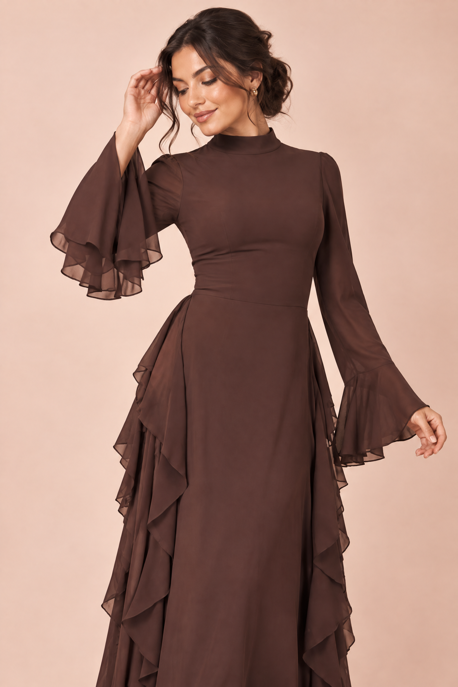 Robe longue marron à volants et manches cloche | Vue rapprochée | Lounelle Paris
