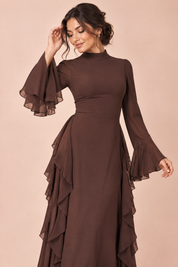 Robe longue marron à volants et manches cloche | Vue rapprochée | Lounelle Paris