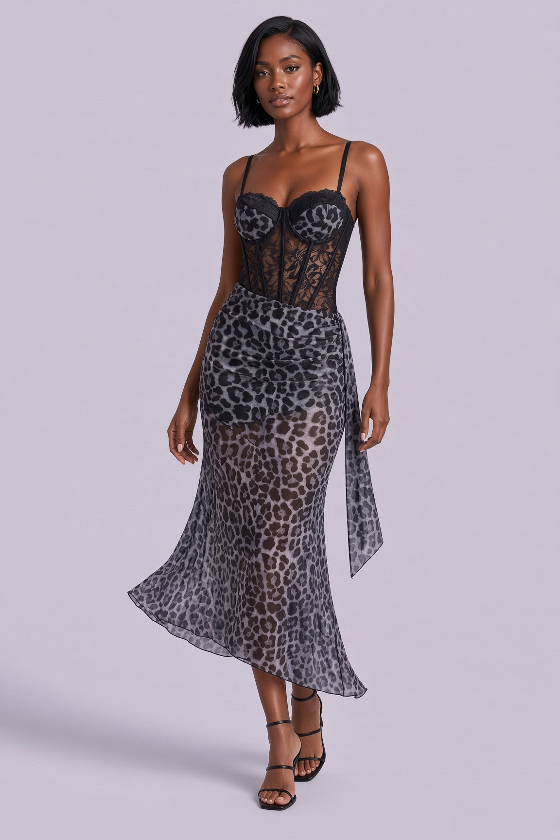 Robe longue en mesh à imprimé léopard, décolleté en V et fente haute devant — Gris | Vue en mouvement | Lounelle Paris