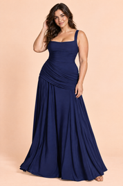 Robe longue bleu foncé froncée à encolure carrée et coupe évasée | Porté sur une silhouette plus ronde | Lounelle Paris