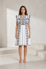 Robe blanche à volants brodée