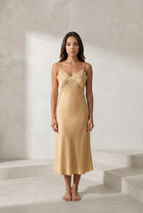 Robe midi satinée à bretelles