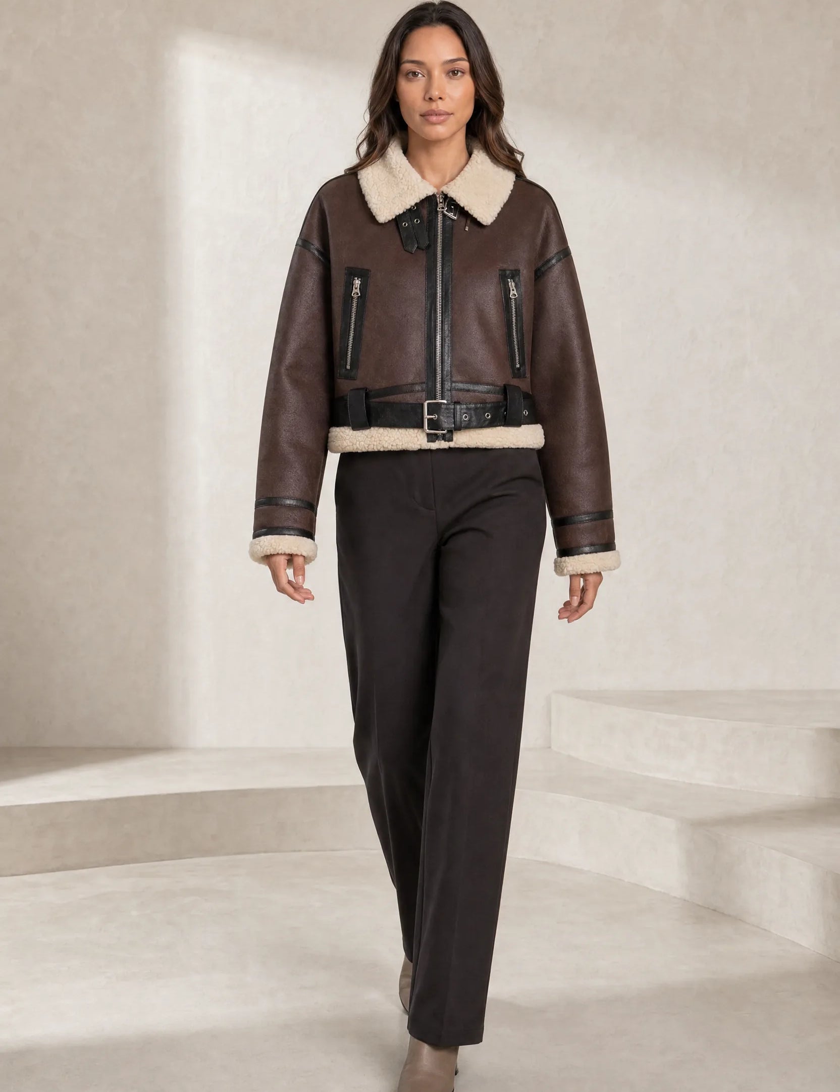Veste courte effet moutonné à ceinture | Lounelle Paris
